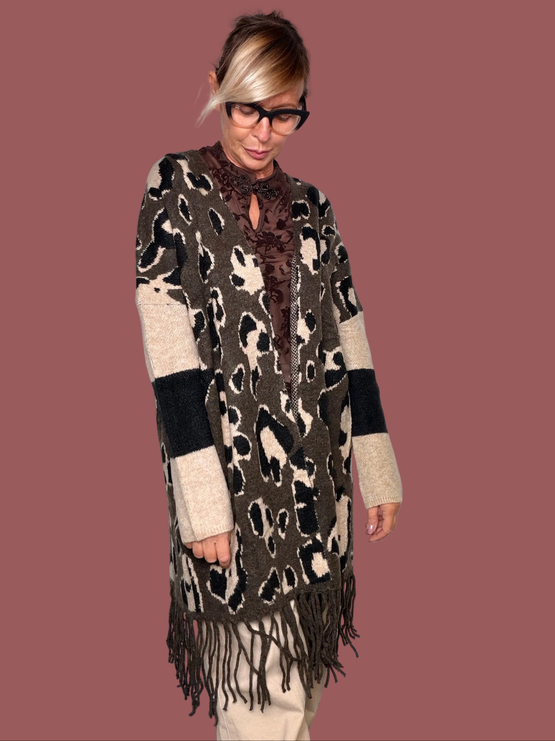 Cardigan lungo in maglia animalier moro con maniche crema e nere e frangia, indossato, vista frontale