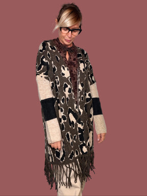 Cardigan lungo in maglia animalier moro con maniche crema e nere e frangia, indossato, vista frontale