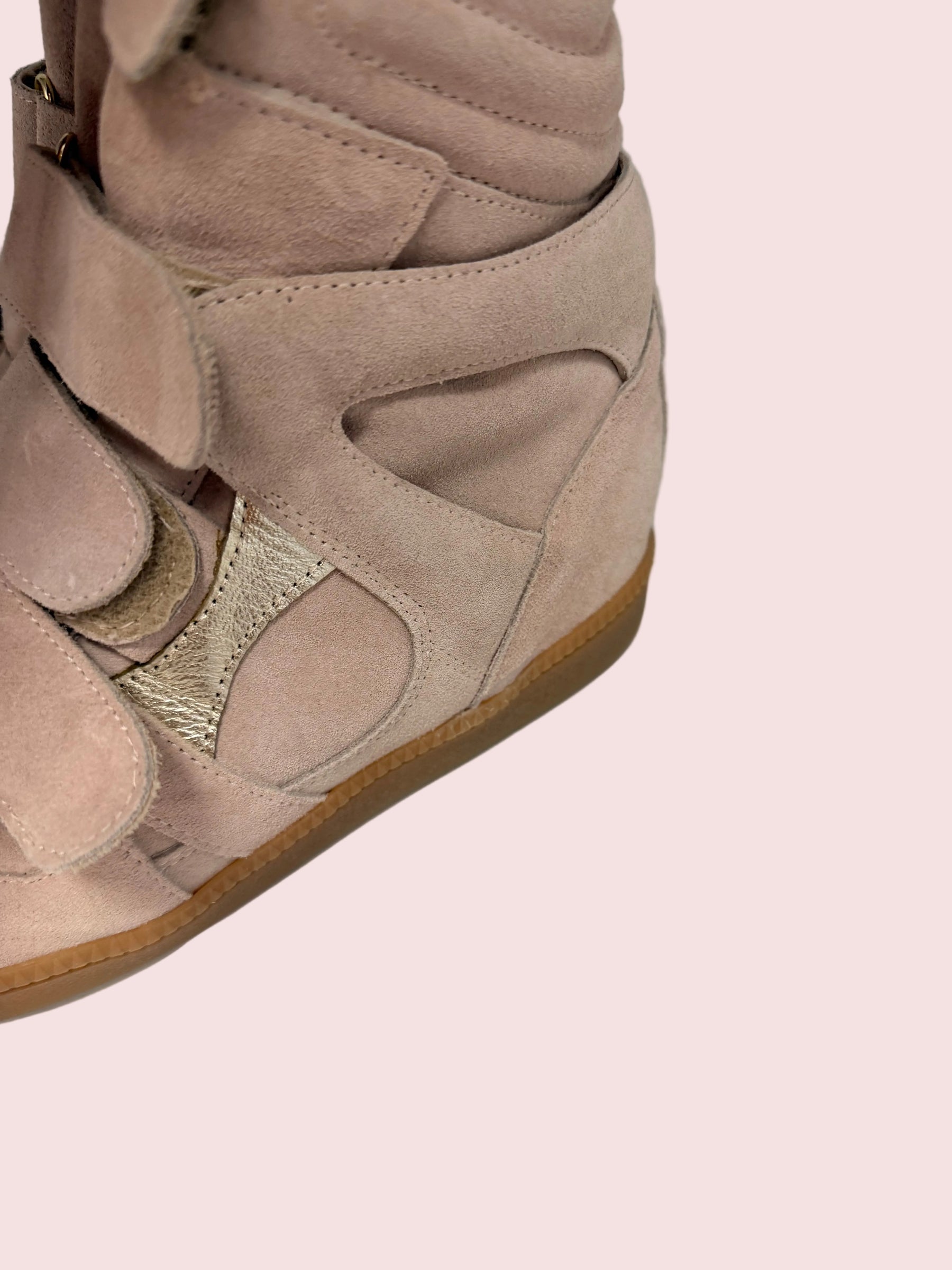 Sneakers alte con zeppa e strappi