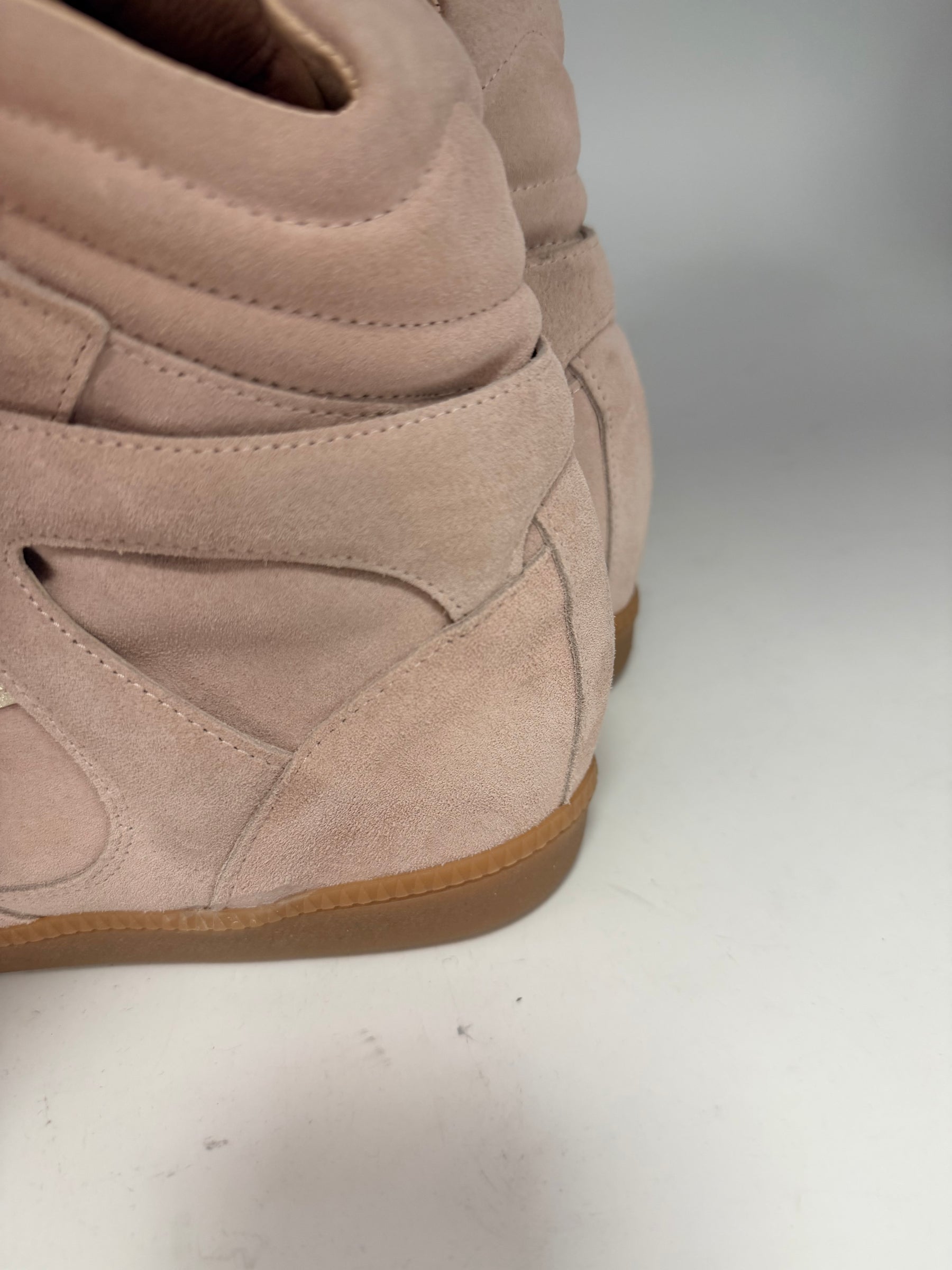 Sneakers alte con zeppa e strappi