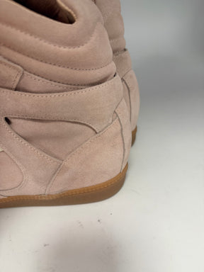 Sneakers alte con zeppa e strappi