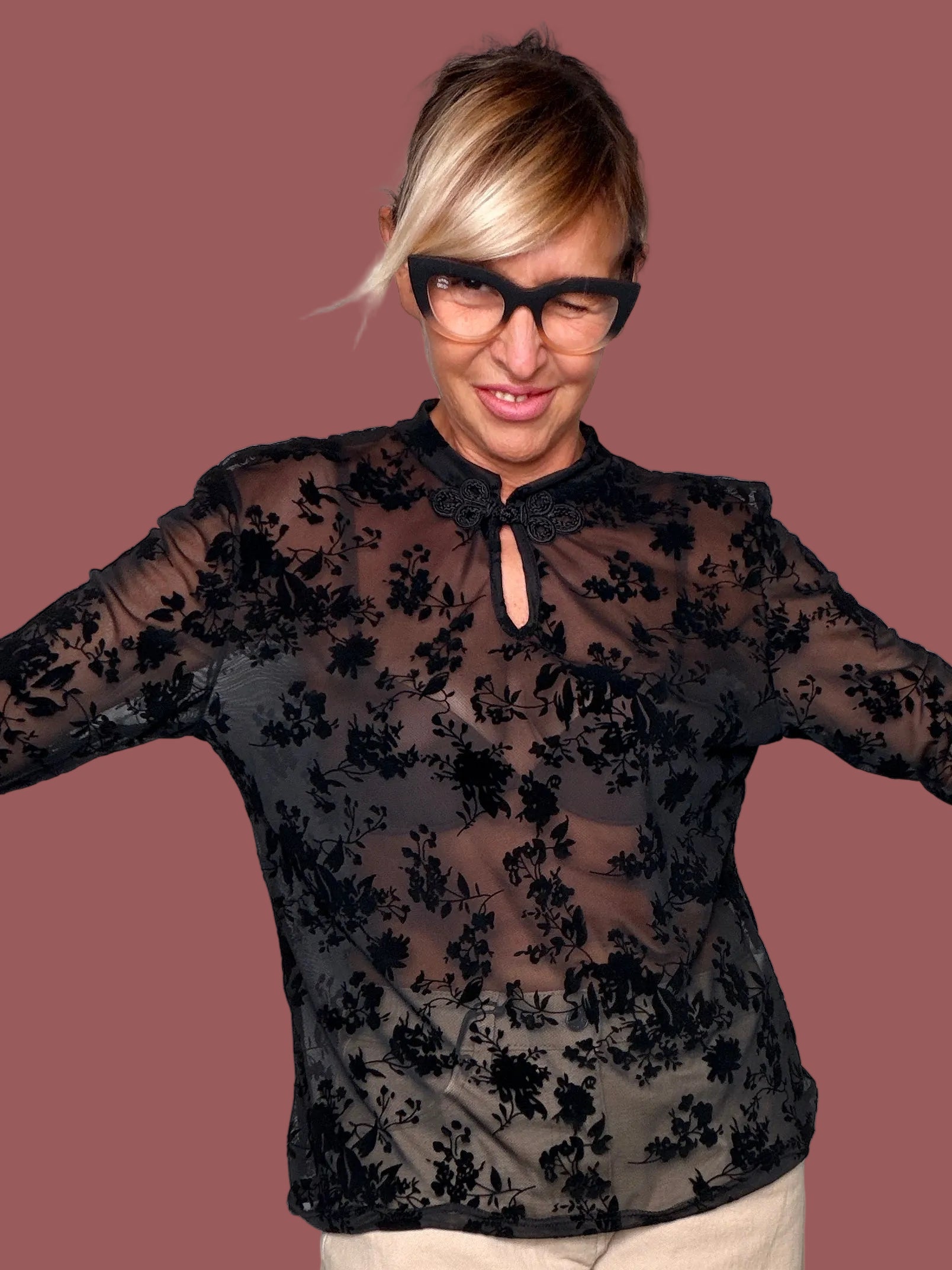 Maglia con fantasia floreale in velluto nero, collo alto e maniche lunghe, indossata, vista frontale
