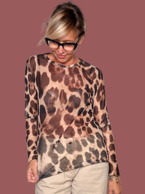 Maglia in tulle animalier moro, maniche lunghe, indossata, vista frontale