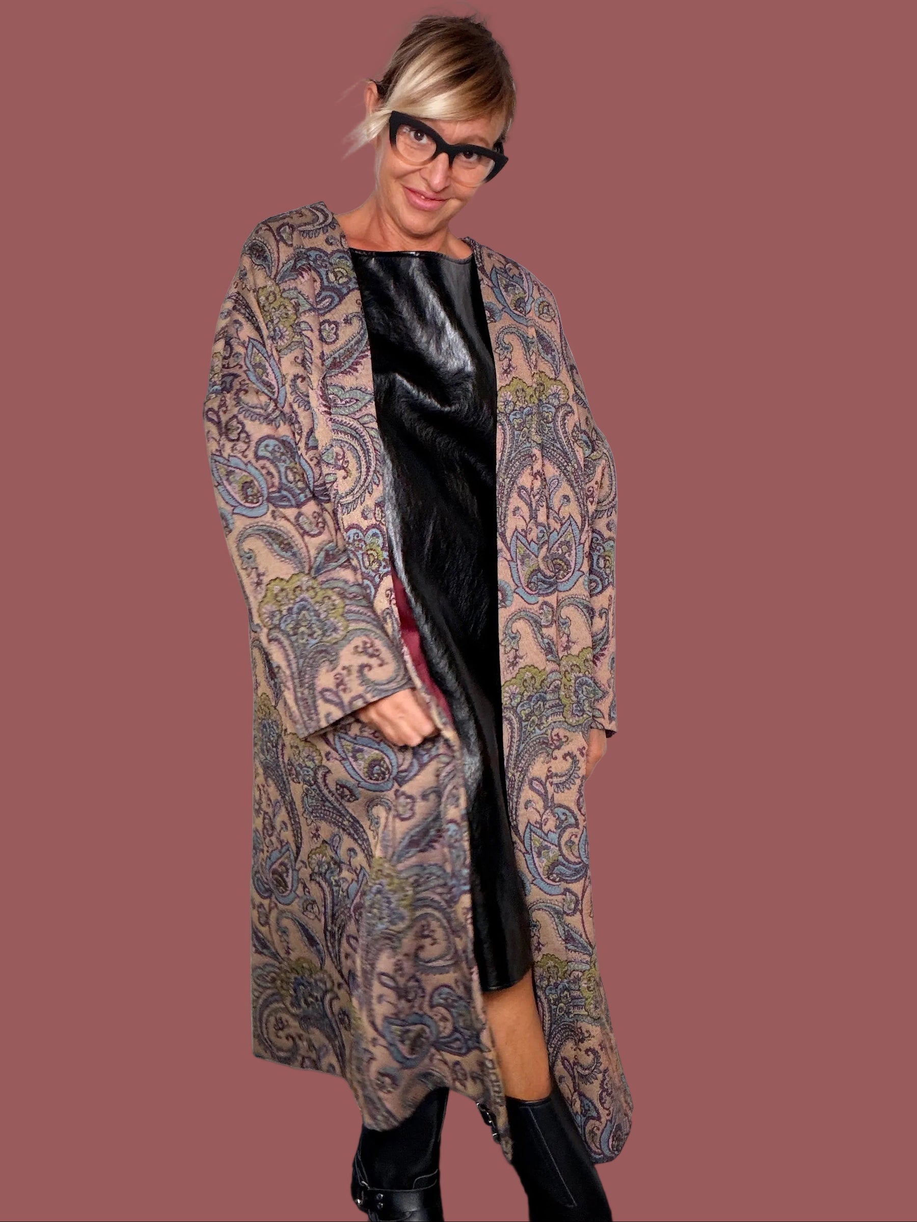 Cappotto lungo in jacquard paisley beige e blu, indossato aperto, vista frontale