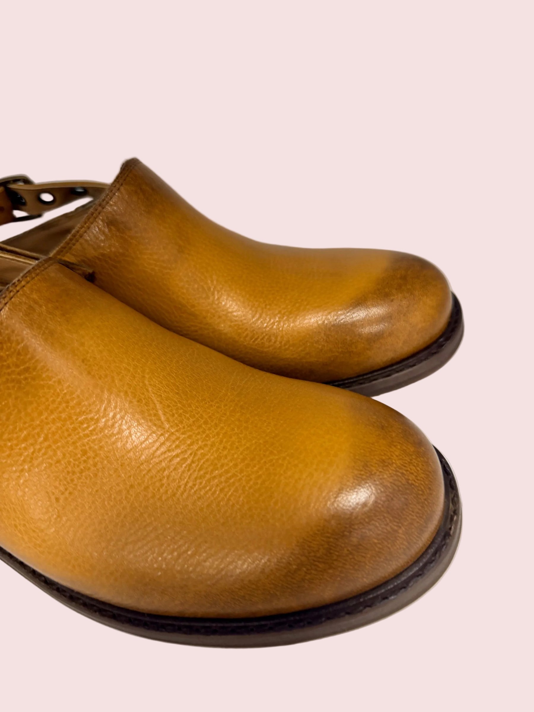 Sabot in pelle con cinturino