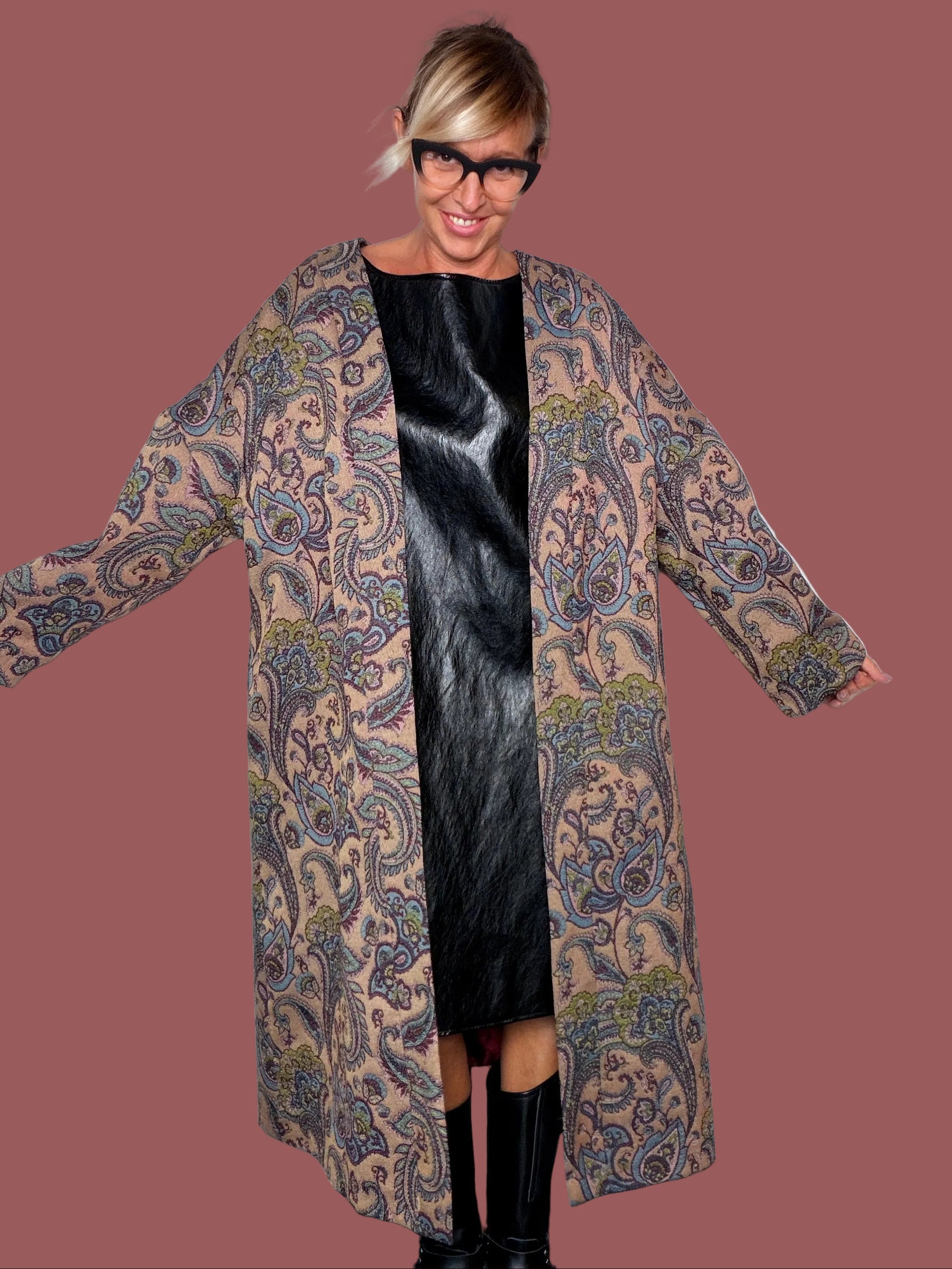 Cappotto lungo in jacquard paisley beige e blu, indossato aperto, vista frontale leggermente di lato