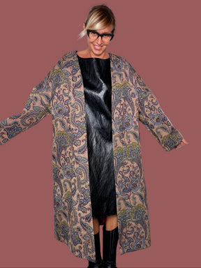 Cappotto lungo in jacquard paisley beige e blu, indossato aperto, vista frontale leggermente di lato