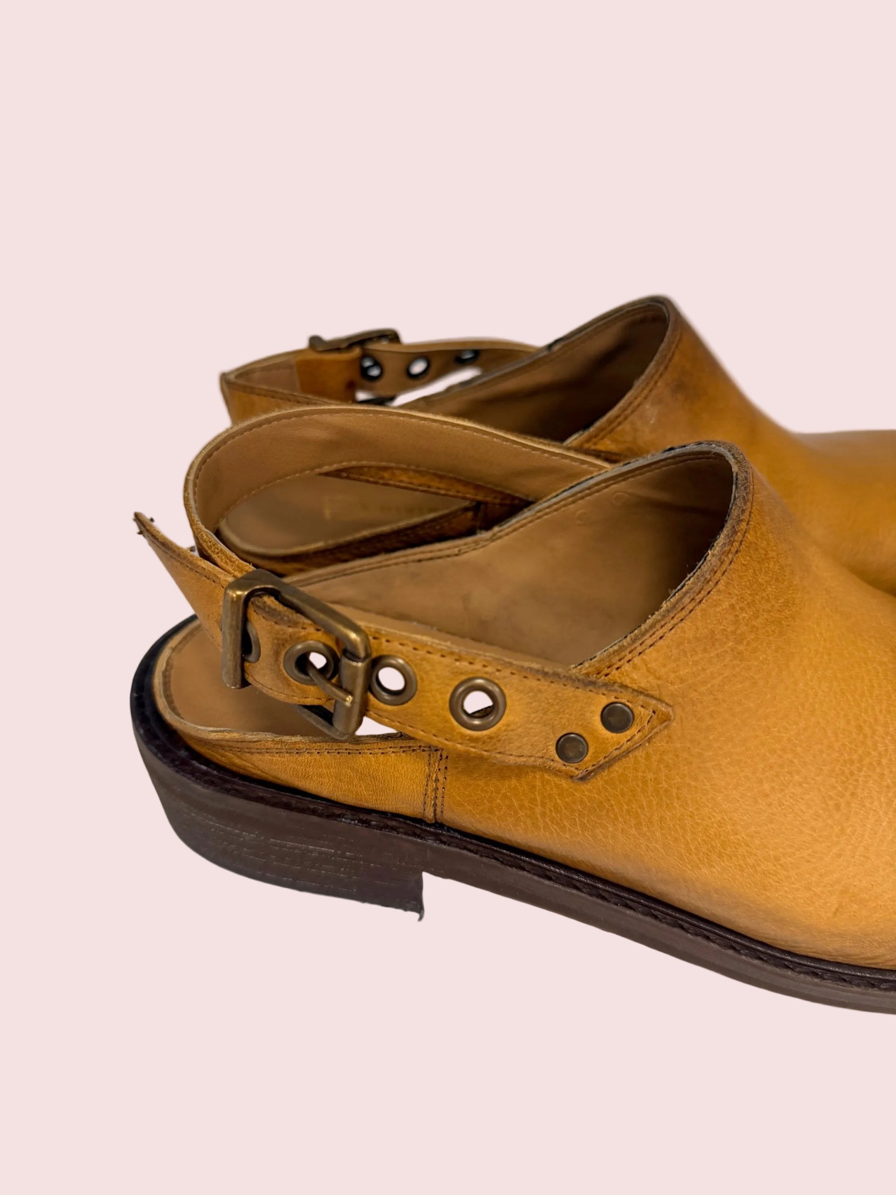 Sabot in pelle con cinturino
