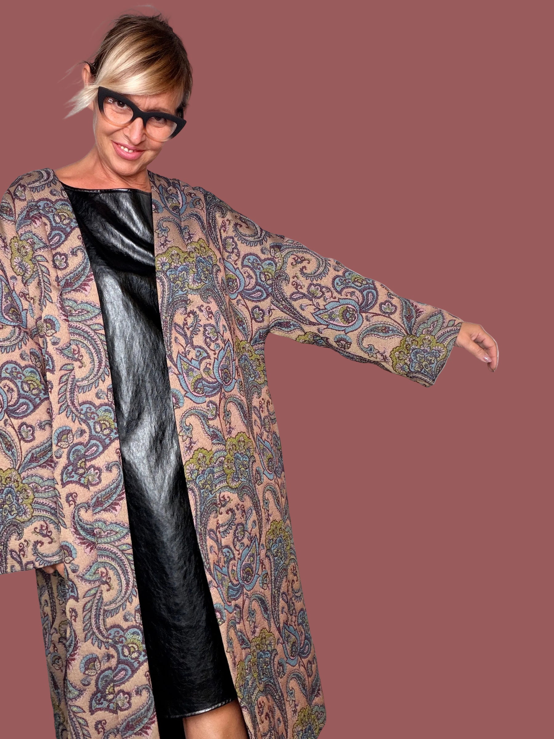 Cappotto lungo in jacquard paisley beige e blu, indossato aperto, vista frontale con maniche aperte