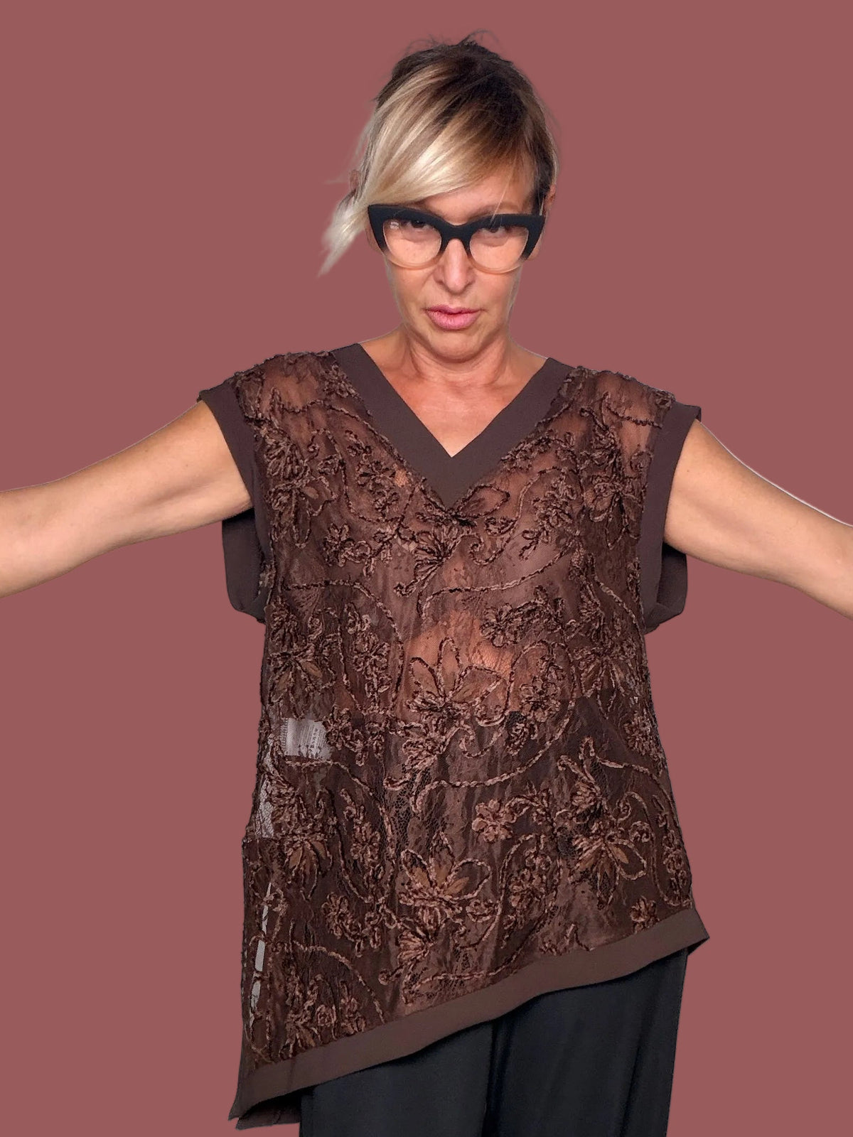 Top in Pizzo Fiorato con Scollo a V e Fondo Asimmetrico
