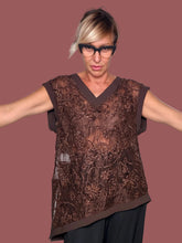 Top in Pizzo Fiorato con Scollo a V e Fondo Asimmetrico