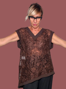 Top in Pizzo Fiorato con Scollo a V e Fondo Asimmetrico