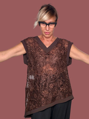Top in Pizzo Fiorato con Scollo a V e Fondo Asimmetrico