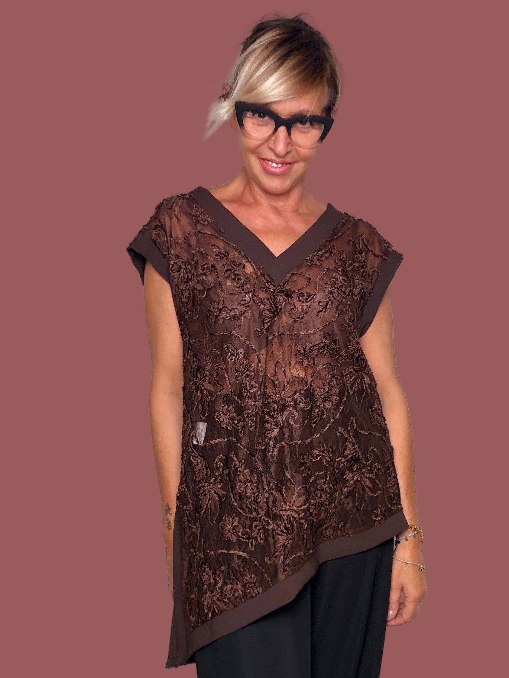 Top in Pizzo Fiorato con Scollo a V e Fondo Asimmetrico