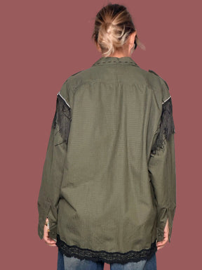 Giacca militare verde oliva con frangie nere sulle spalle e pizzo nero sul fondo, vista posteriore