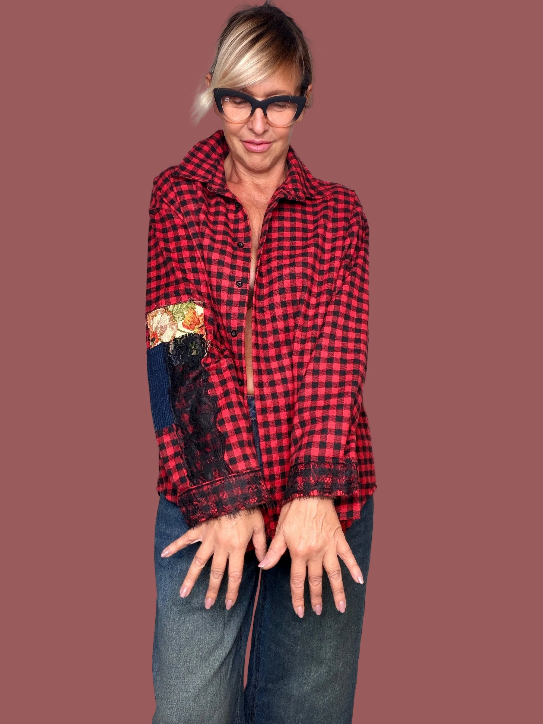 Camicia a quadri rossi e neri over con inserti patch decorativi sulla manica, indossata, vista frontale