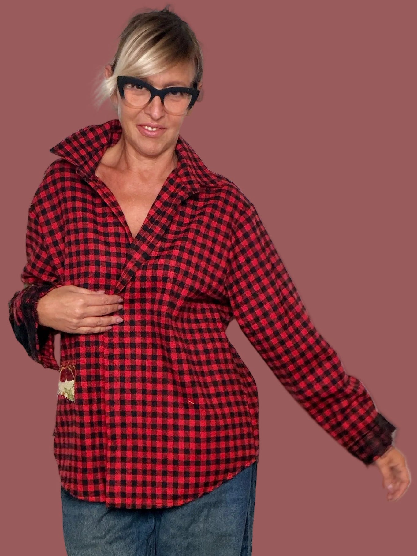 Camicia a quadri rossi e neri over con inserti patch decorativi, indossata, vista frontale leggermente di lato