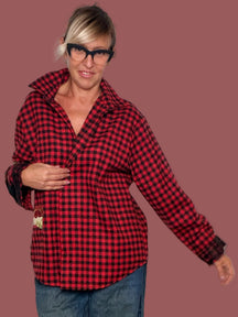 Camicia a quadri rossi e neri over con inserti patch decorativi, indossata, vista frontale leggermente di lato