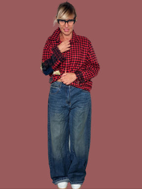 Jeans blu slavato a gamba ampia con cinque tasche, indossato con camicia vichy rossa, vista frontale