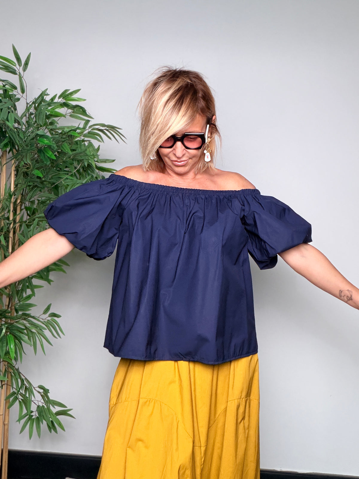 Camicia Off-Shoulder Ocra – Maniche a Palloncino