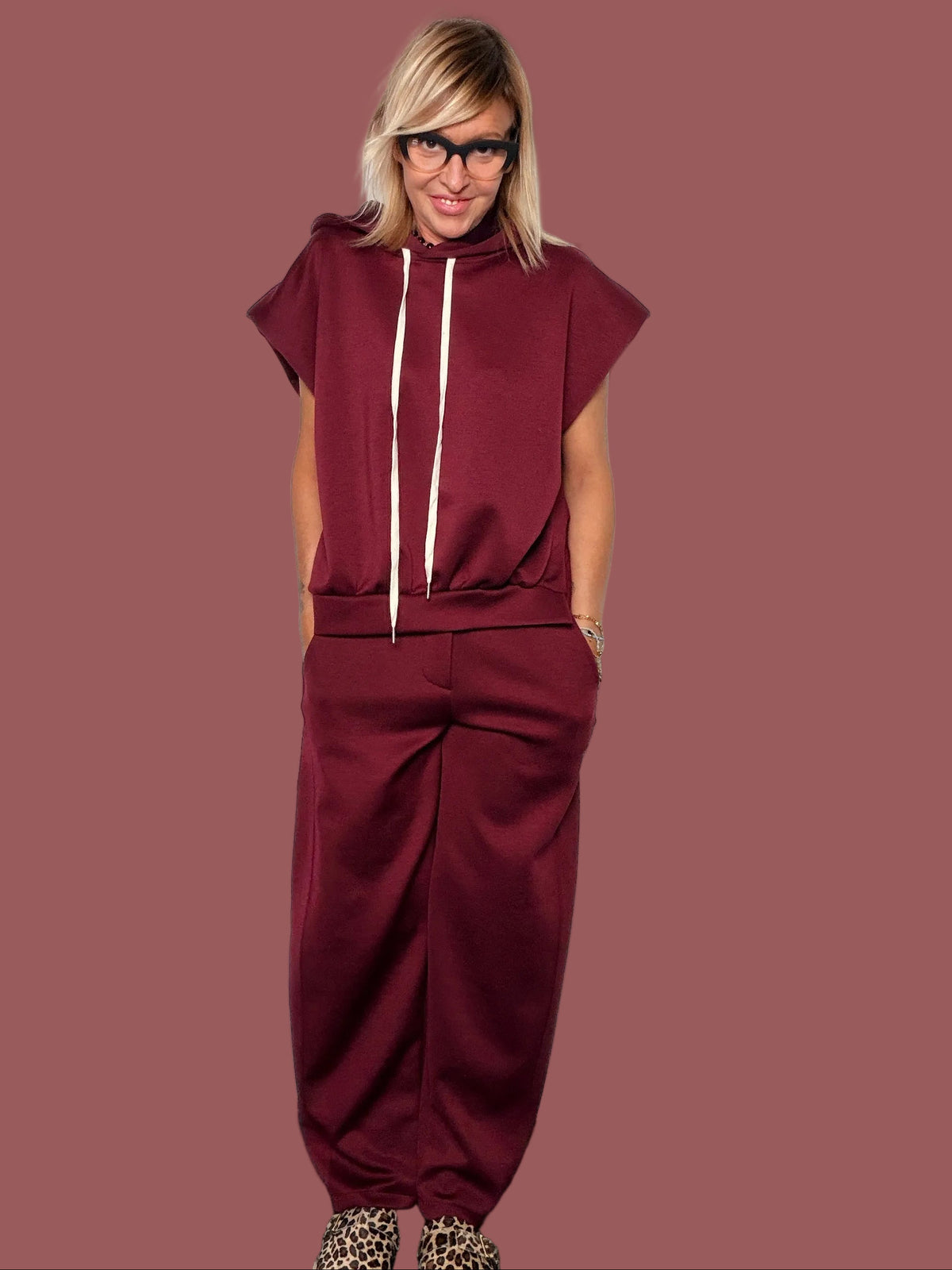 Pantalone bordeaux dal taglio morbido con vita elasticizzata e tasche laterali