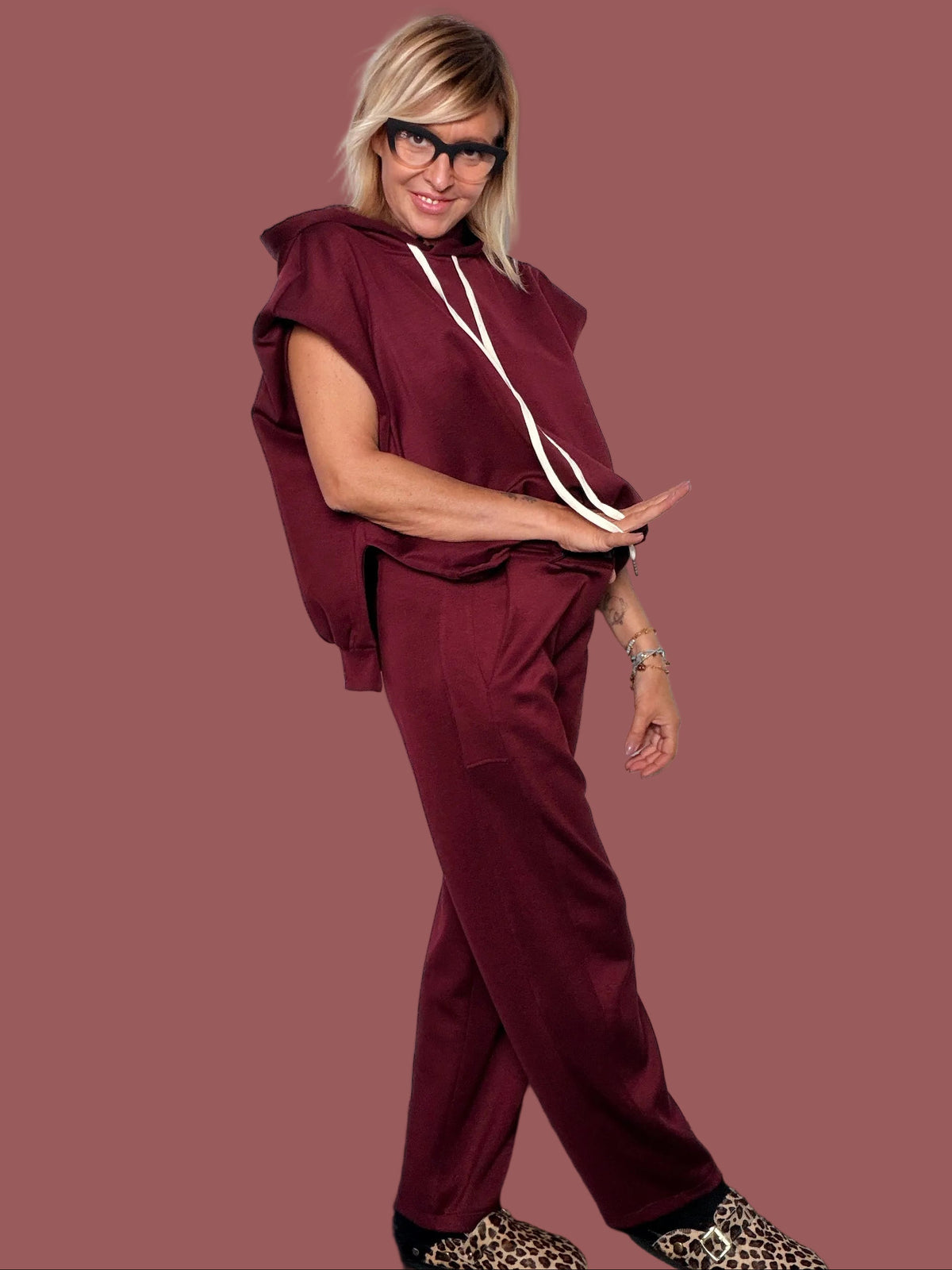 Pantalone jogger bordeaux con gamba ampia indossato con felpa coordinata