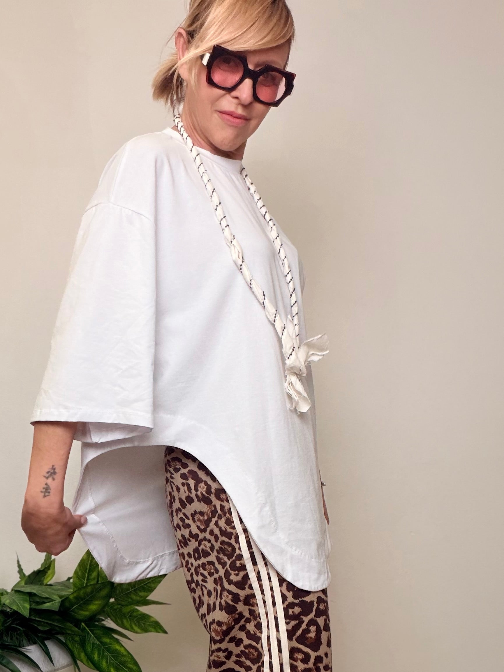 T-Shirt Oversize con Collana Bandana