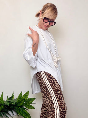 T-Shirt Oversize con Collana Bandana