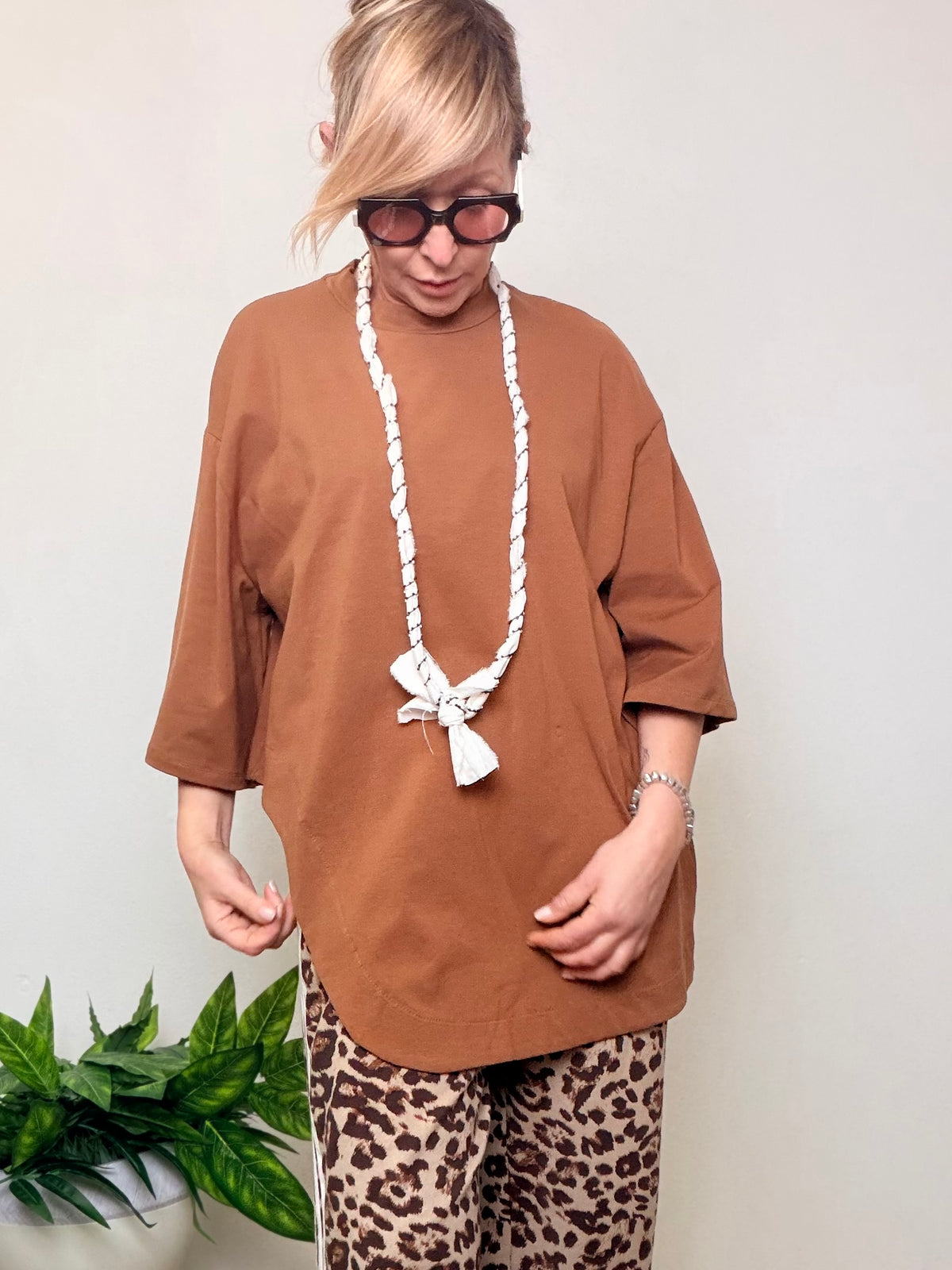 T-Shirt Oversize con Collana Bandana