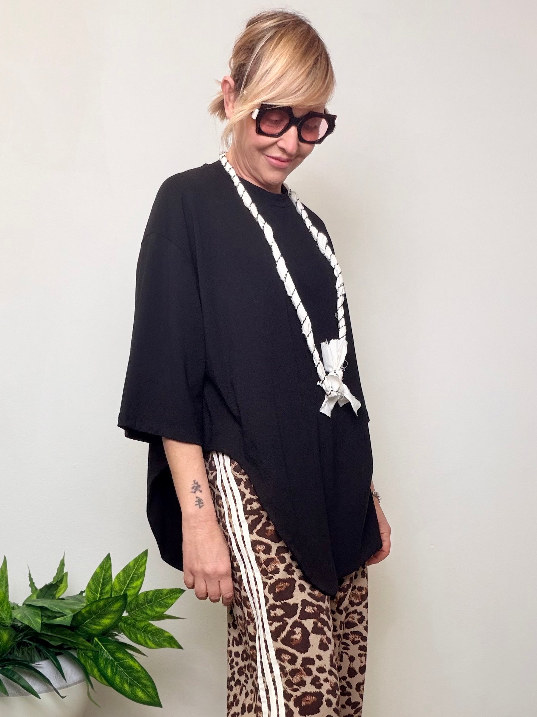 T-Shirt Oversize con Collana Bandana