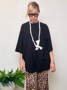 T-Shirt Oversize con Collana Bandana