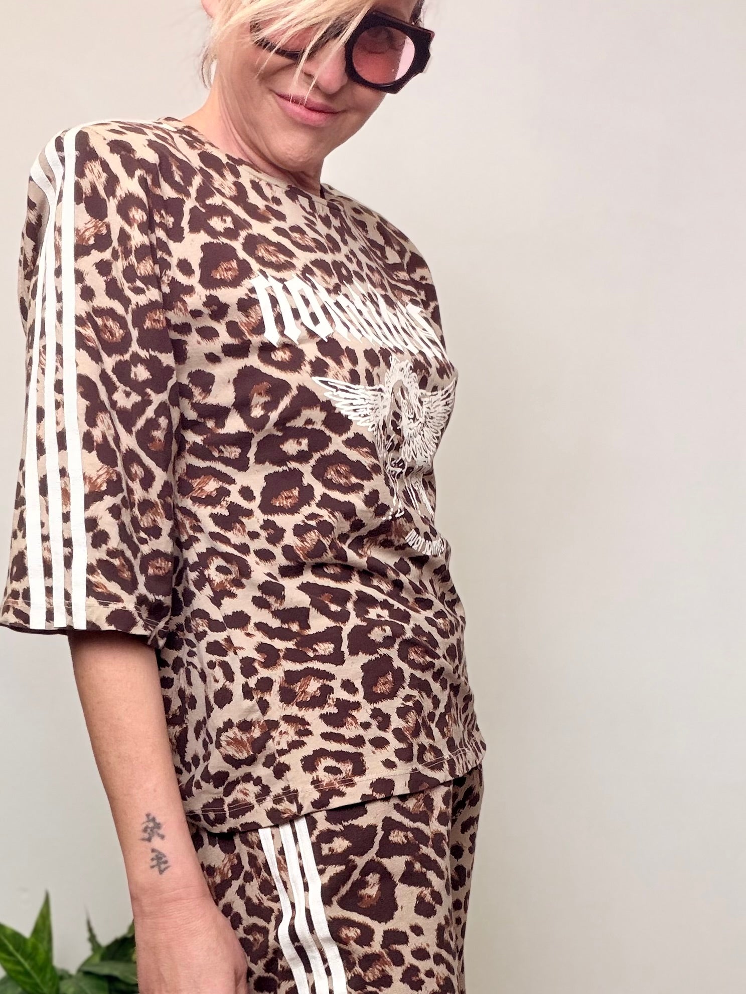 T-Shirt Leopardata Rock'n'Roll con Aquila e Bande Laterali