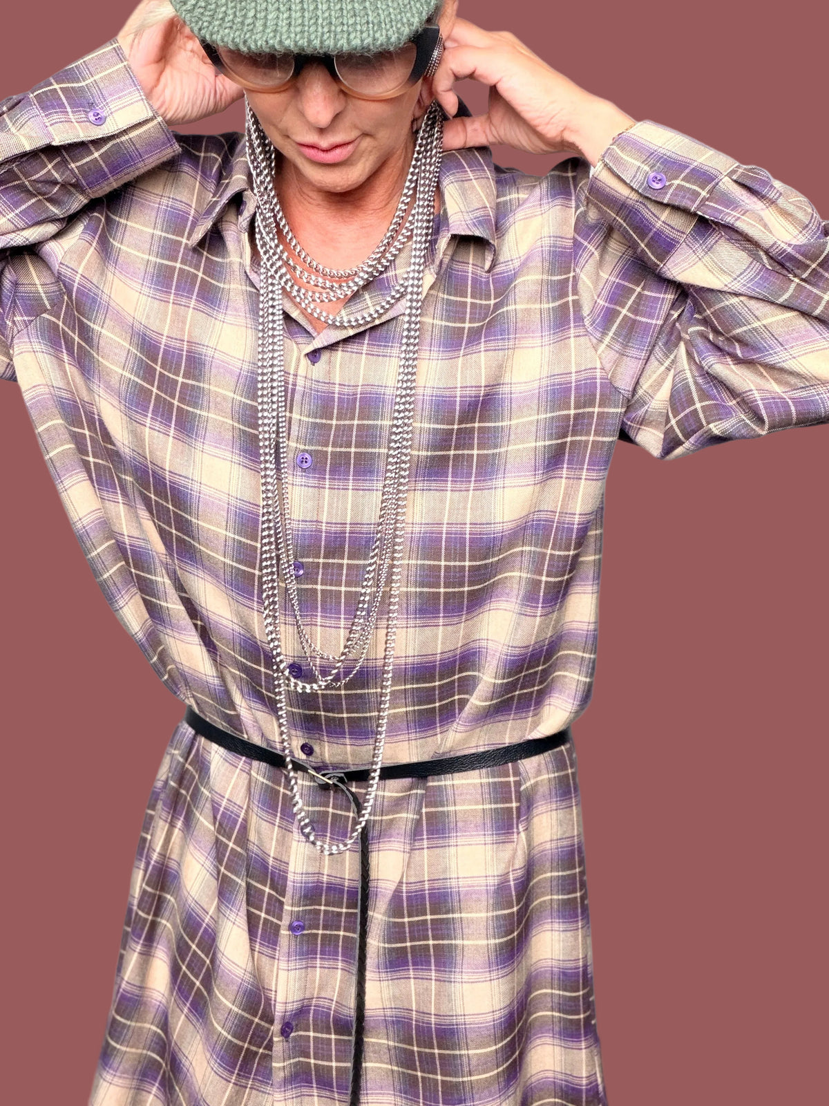 Collana lunga multifilo effetto argento indossata sopra una camicia a quadri