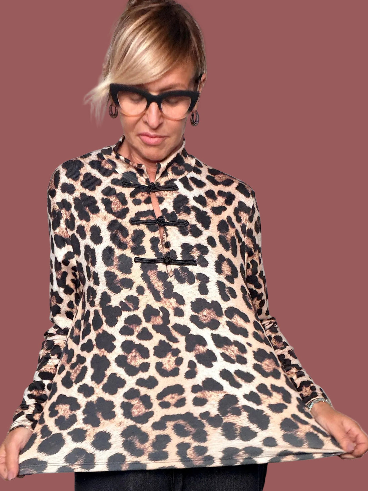 Maglia animalier beige e nera a manica lunga con collo alto e chiusure decorative sul davanti