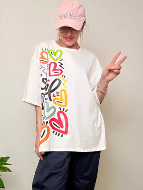 T-shirt Oversize Bianca con Stampa Cuori Multicolor