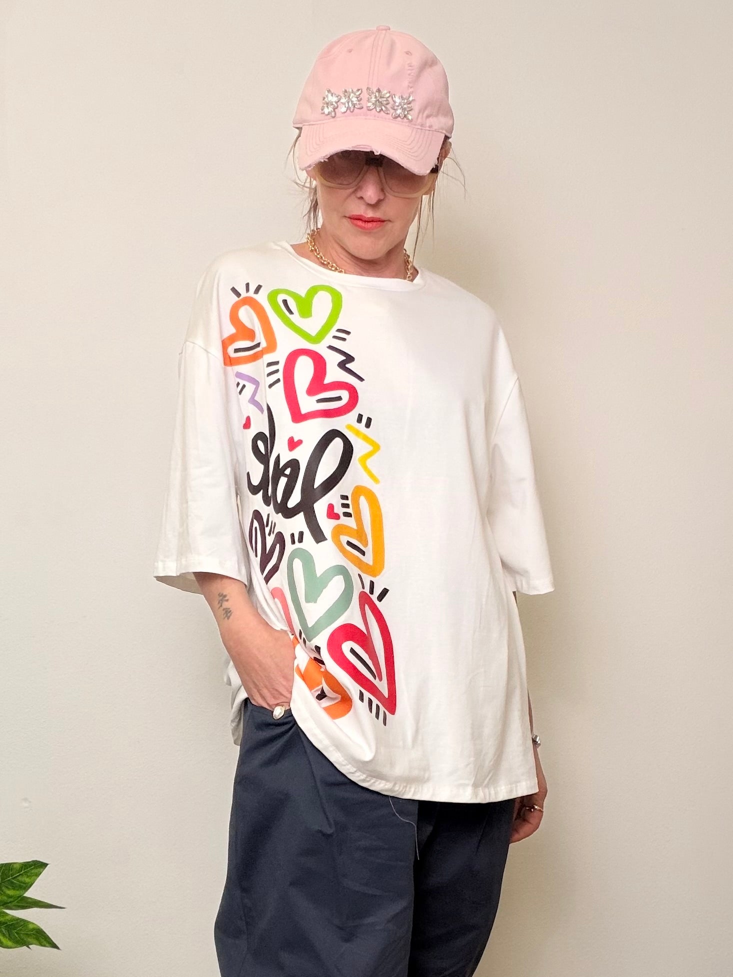 T-shirt Oversize Bianca con Stampa Cuori Multicolor