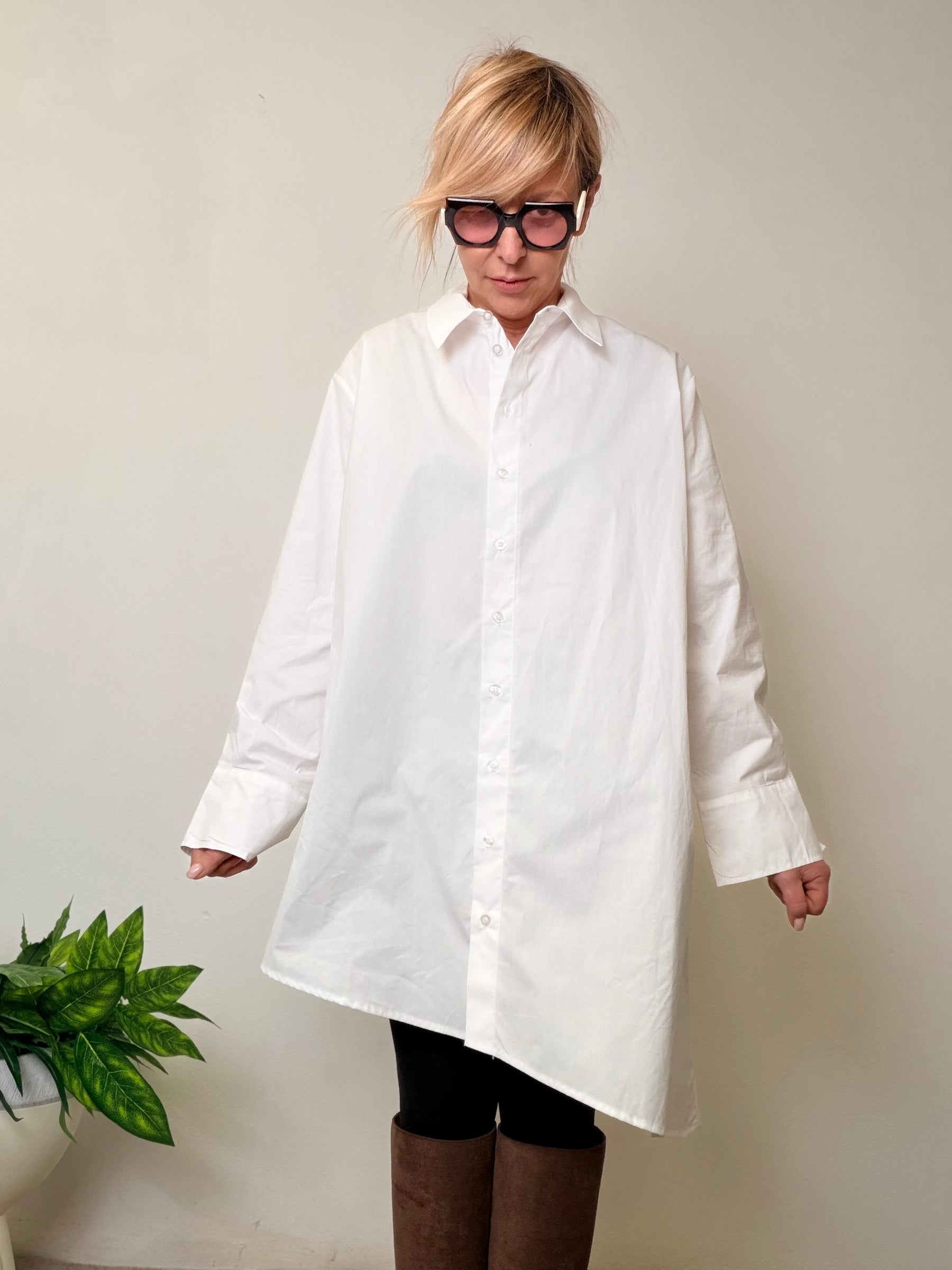 Camicia asimmetrica over – minimal ma con carattere