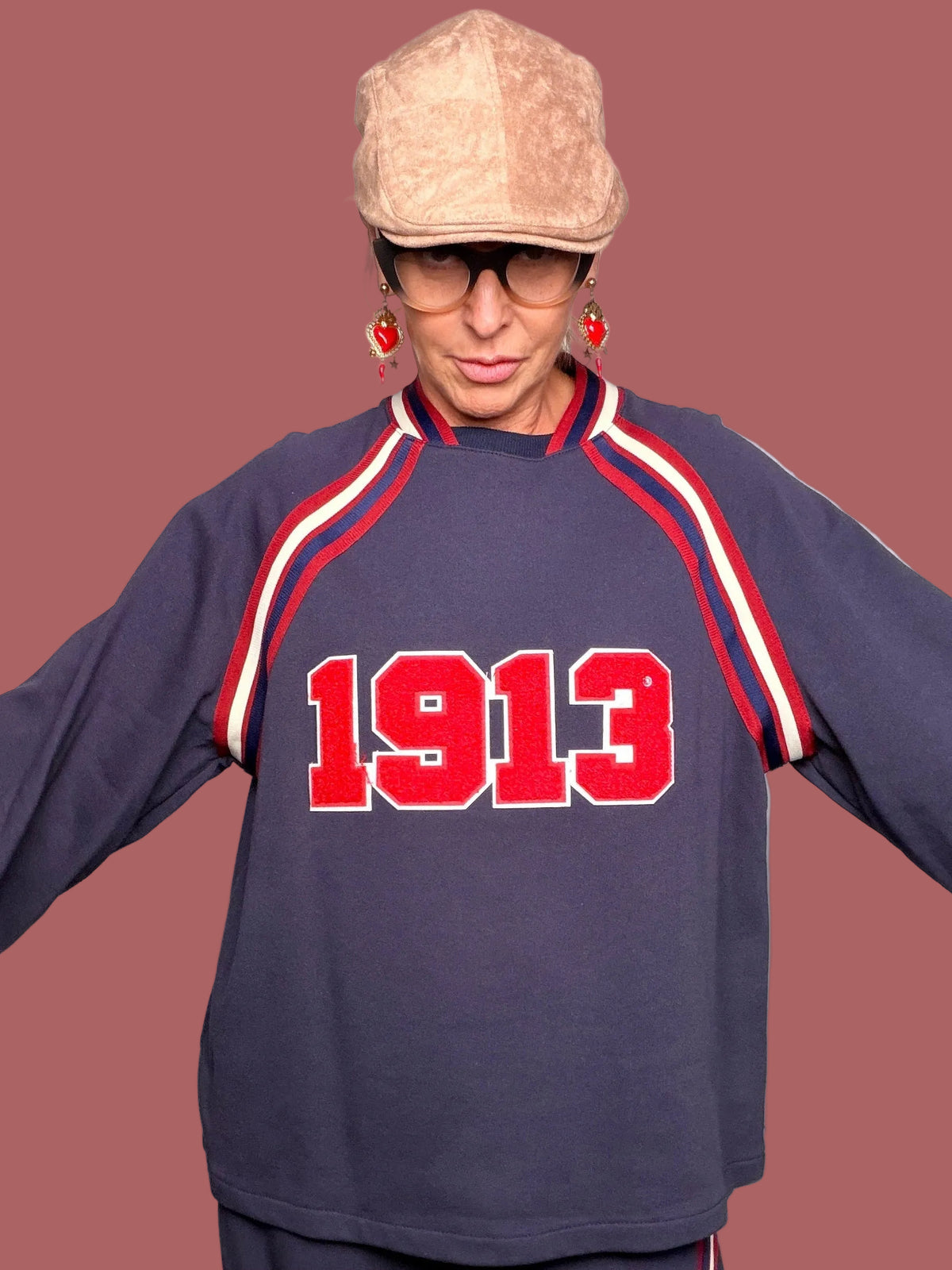 Felpa oversize con bande a contrasto e patch