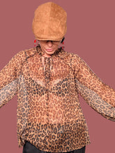 Camicia leopardata con collo arricciato e laccetto