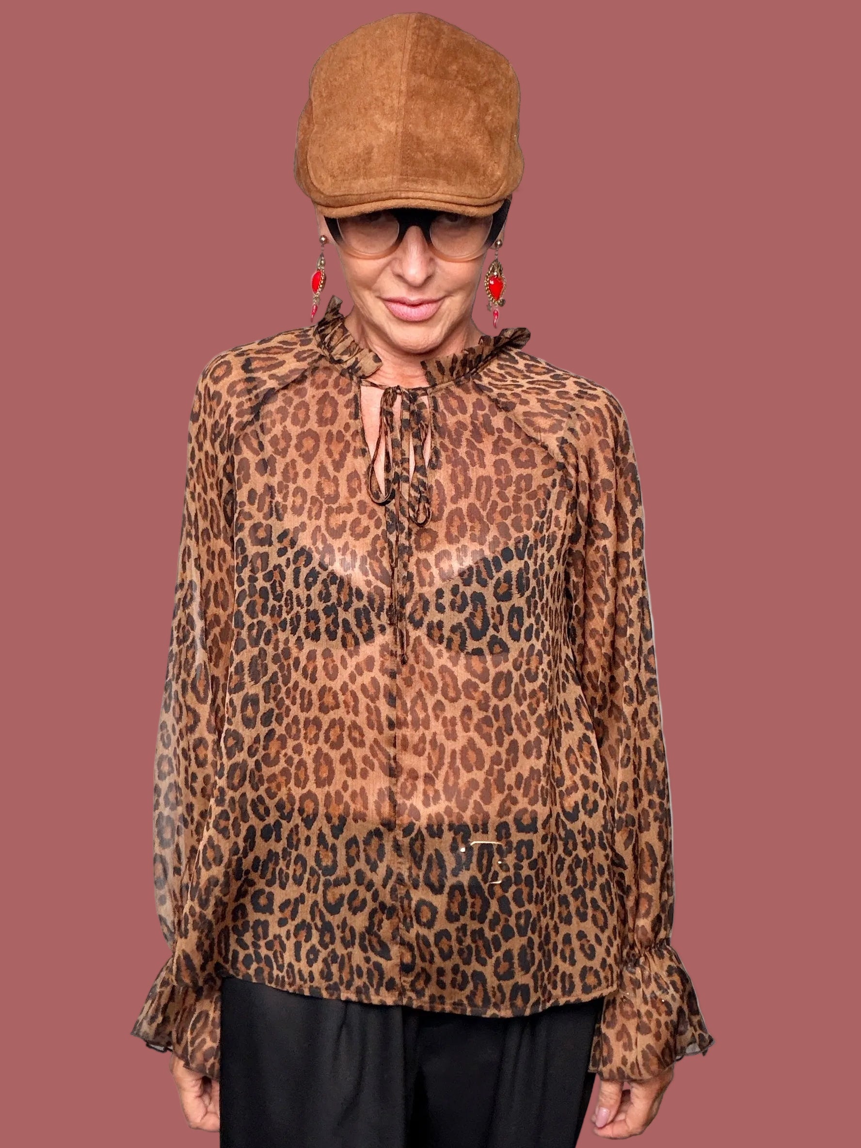 Camicia leopardata con collo arricciato e laccetto