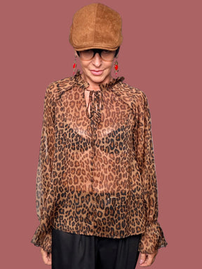 Camicia leopardata con collo arricciato e laccetto