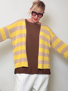 Cardigan over a righe