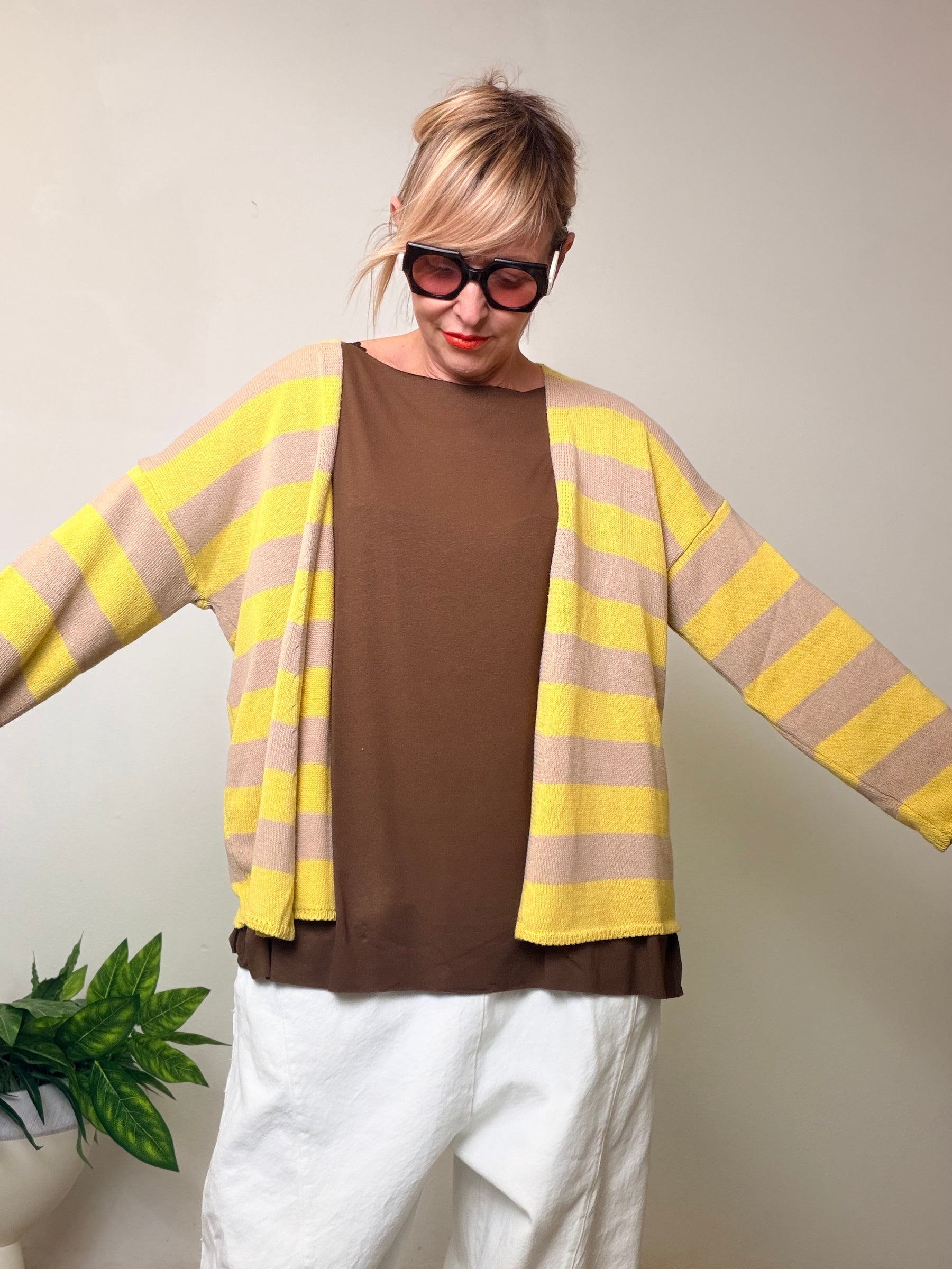 Cardigan over a righe