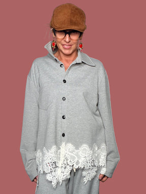 Camicia in felpa grigia con pizzo al fondo