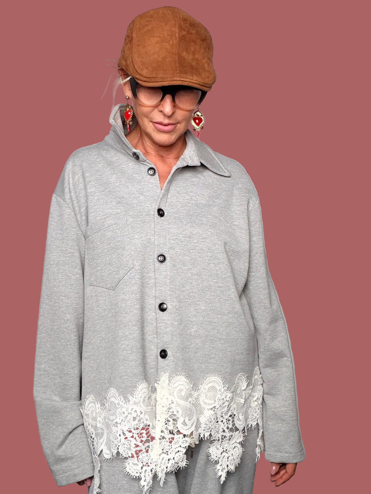 Camicia in felpa grigia con pizzo al fondo