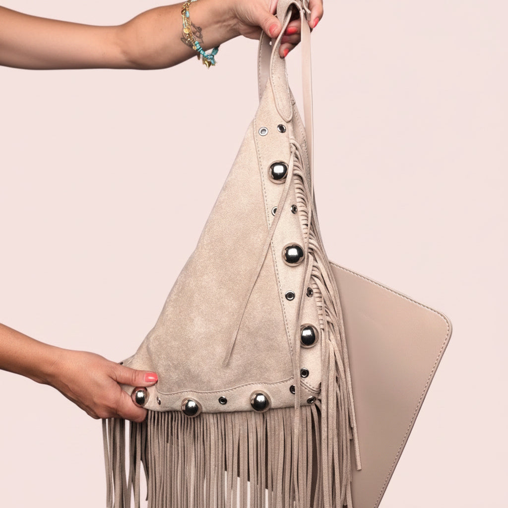 Borsa Hobo Scamosciata con Frange e Borchie — Beige Sabbia