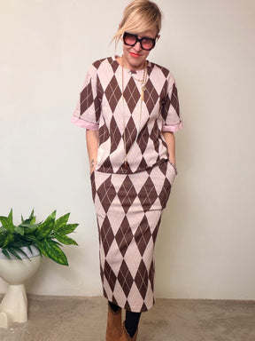 Maglia con motivo argyle rosa e marrone.