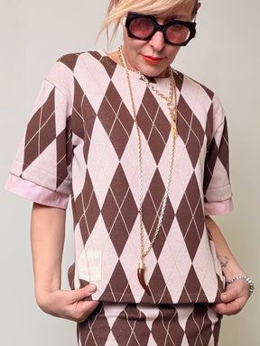 Maglia con motivo argyle rosa e marrone.