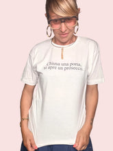T-Shirt "Chiusa una Porta si Apre un Prosecco" — Bianca Humor