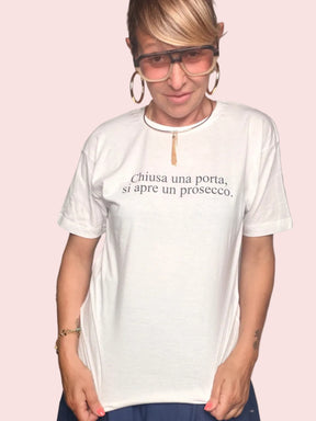 T-Shirt "Chiusa una Porta si Apre un Prosecco" — Bianca Humor